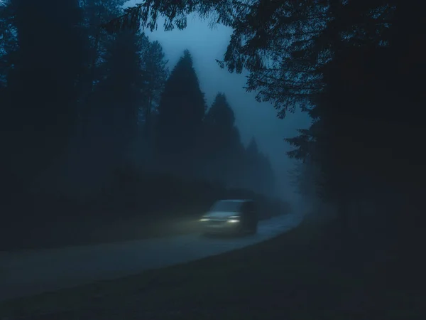 霧と視界の悪い田舎道の車は — ストック写真