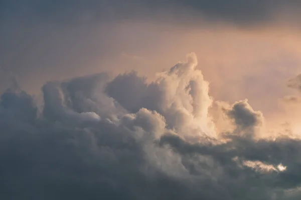 Wolkenlandschap met dramatische mooie wolken bij zonsondergang — Stockfoto