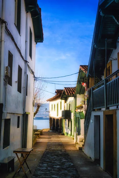 Smalle straat in Puerto Viejo van Algorta in Getxo — Stockfoto