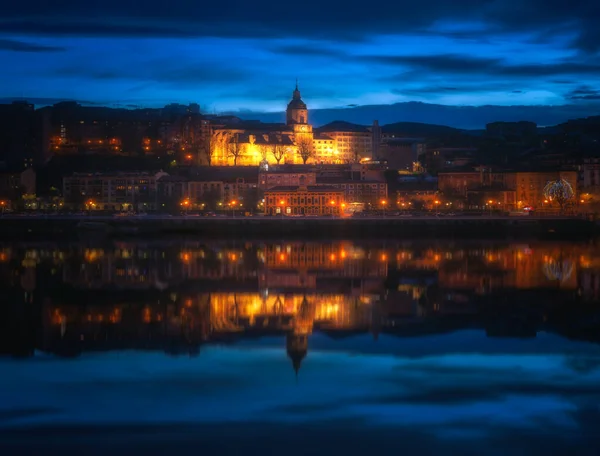 Santa Maria kyrkan i Portugalete och reflektioner i Nervion riv — Stockfoto