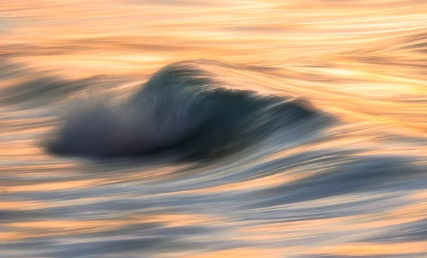 Rottura dell'onda liscia con effetto panning della fotocamera — Foto Stock
