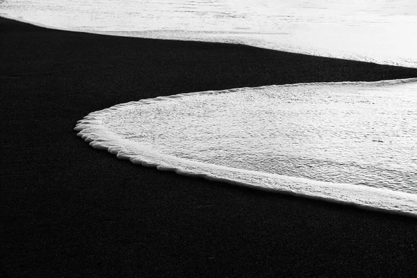 Onda curvilínea na costa de areia da praia em preto e branco — Fotografia de Stock