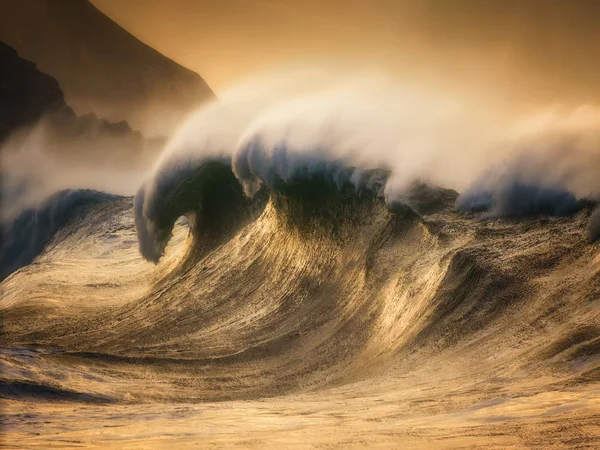 Enorme ola extrema rompiendo en la costa —  Fotos de Stock