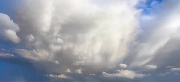 Paisaje nublado con hermosas nubes en el cielo —  Fotos de Stock