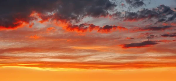 Fond de paysage nuageux avec de beaux nuages de coucher de soleil rouge sur le ciel — Photo