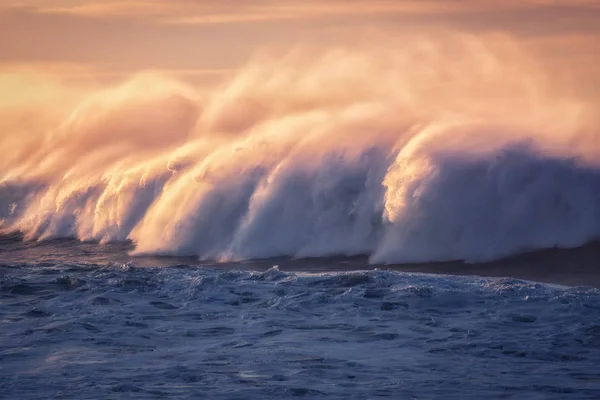 たくさんのスプレーで大きな波が飛び散って — ストック写真