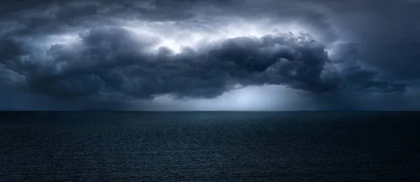 Dunkle und dramatische Gewitterwolken über dem Meer — Stockfoto