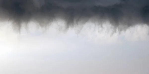 Wolkenkratzer Hintergrund stürmischer dunkler Wolken mit Kopierraum — Stockfoto