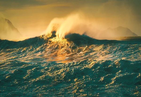 Grande Onda Splaying Giorno Ventoso — Foto Stock