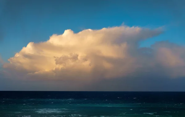 Mooie Stormachtige Wolk Bij Zonsondergang Boven Zee — Stockfoto