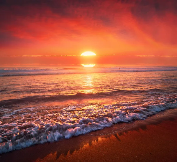 Schöner Roter Sonnenuntergang Strand Mit Großer Sonne — Stockfoto