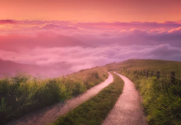 Landschaft Hintergrund Des Morgens Pfad Auf Nebligen Bergen — Stockfoto