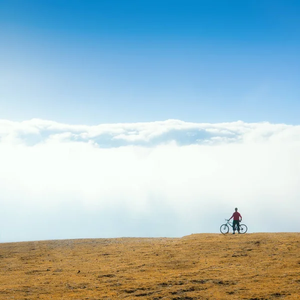 Cyklist Med Cykel Titta Dimmiga Berg Naturen — Stockfoto