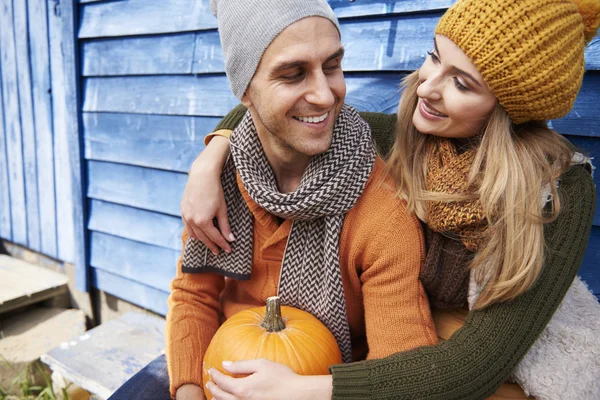 Couple spending time on pumpkin field — Stock Photo, Image