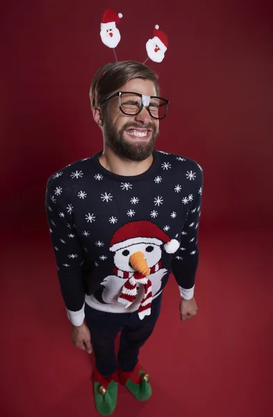 Cute nerd man in Christmas sweater — Stock Photo, Image