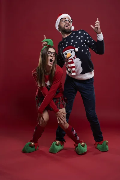 Pareja nerd durante el baile de Navidad — Foto de Stock