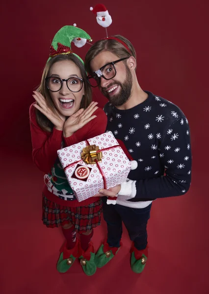 Счастливая пара с подарком на Рождество — стоковое фото