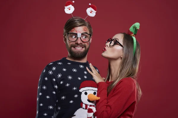 Hombre con marcas de besos en la cara — Foto de Stock