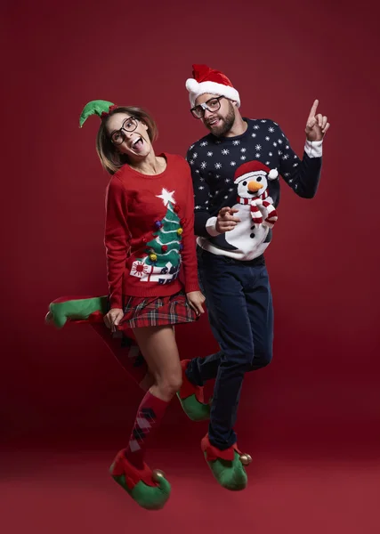 Танцы и ношение рождественских свитеров — стоковое фото