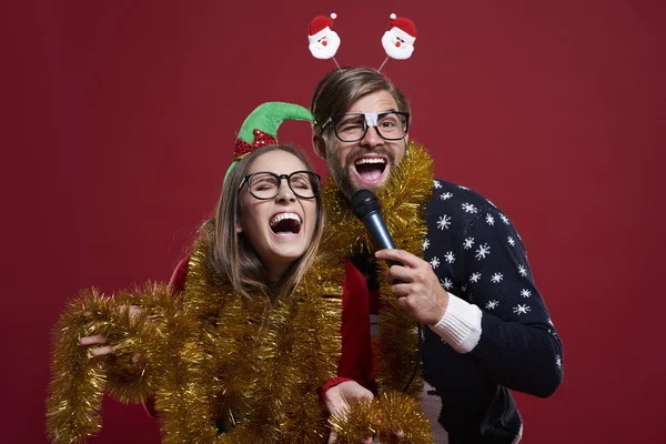 Tener una fiesta de karaoke durante la Navidad — Foto de Stock