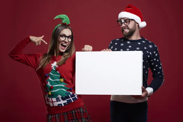 Señalando en el cartel en la ropa de Navidad — Foto de Stock