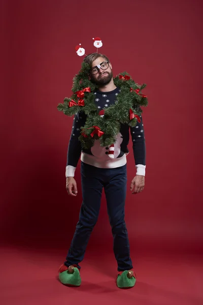 Man wearing christmas clothes and a garland — Stock Photo, Image