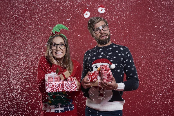 Pareja llevando una pila de regalos de Navidad — Foto de Stock