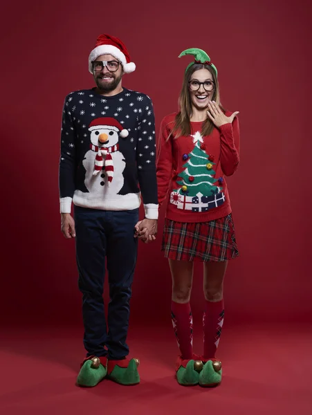 クリスマスの服でお似合いのカップル — ストック写真