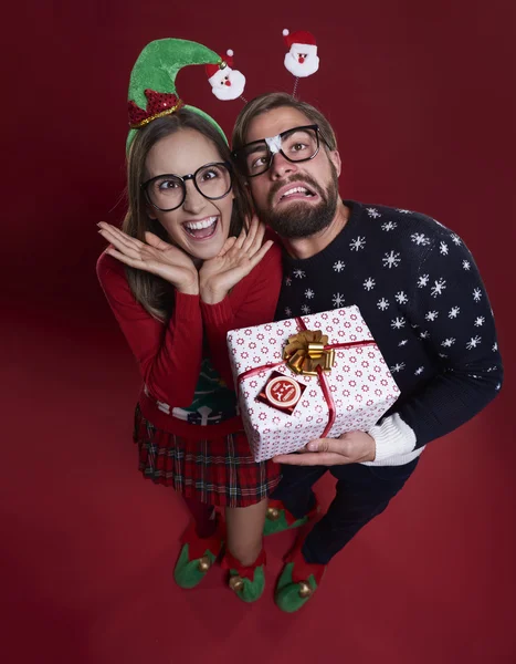 Verrücktes Paar mit Geschenk — Stockfoto