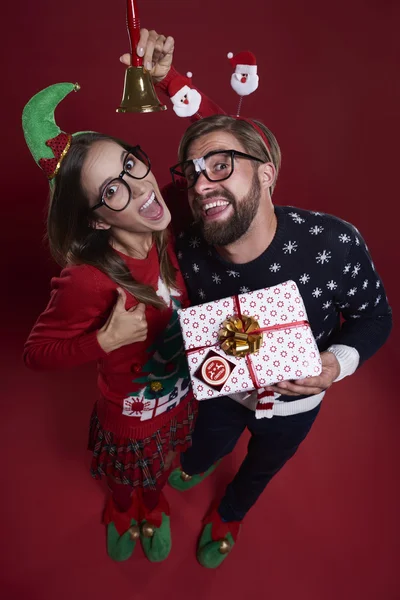 Cuplu nebun cu cadou — Fotografie, imagine de stoc