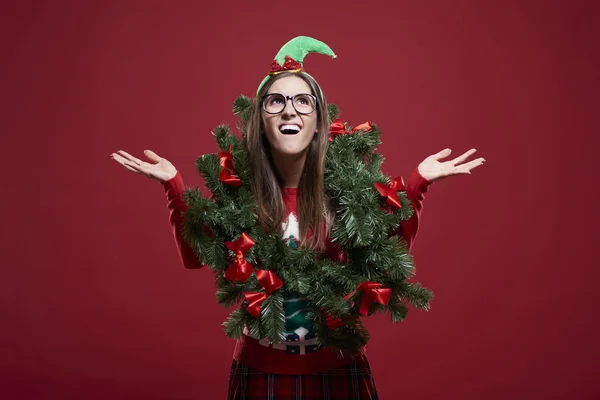 Mujer divertida con guirnalda de Navidad — Foto de Stock