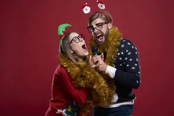 Couple de geeks posant en studio — Photo