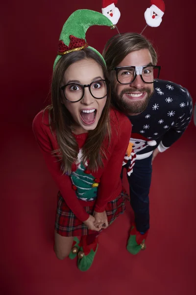 Couple de geeks posant en studio — Photo