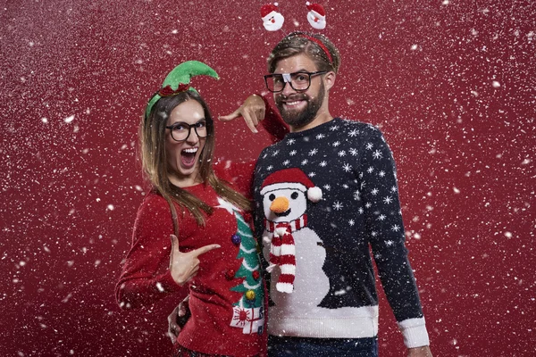 疯狂夫妇与有趣的羊毛衫 — 图库照片