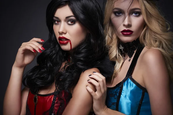 Twee sexy meisjes voor Halloween — Stockfoto