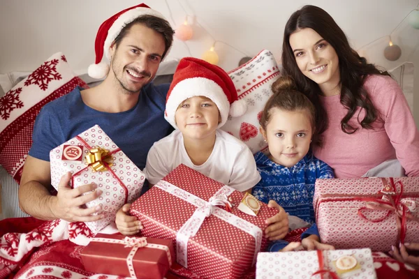 Feliz familia pasando la Navidad juntos — Foto de Stock