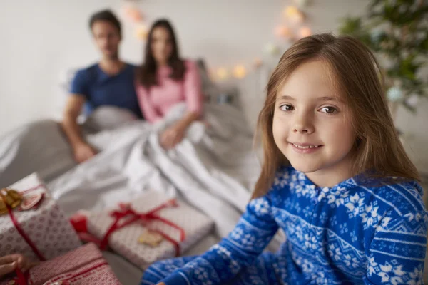 Meisje met kerstcadeaus — Stockfoto