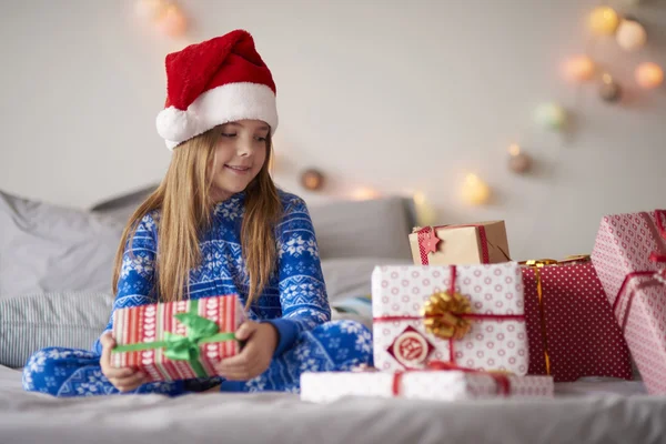 Kislány karácsonyi ajándékokkal — Stock Fotó