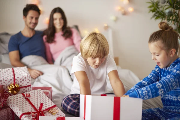 Feliz familia pasando la Navidad juntos —  Fotos de Stock