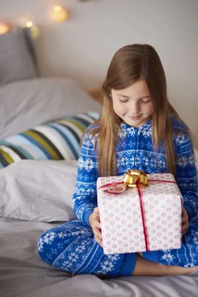 Petite fille avec cadeau de Noël — Photo