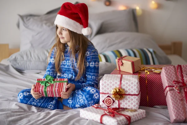 Девочка с рождественскими подарками — стоковое фото