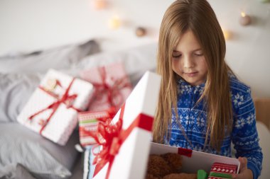 Noel hediyeleri ile küçük kız