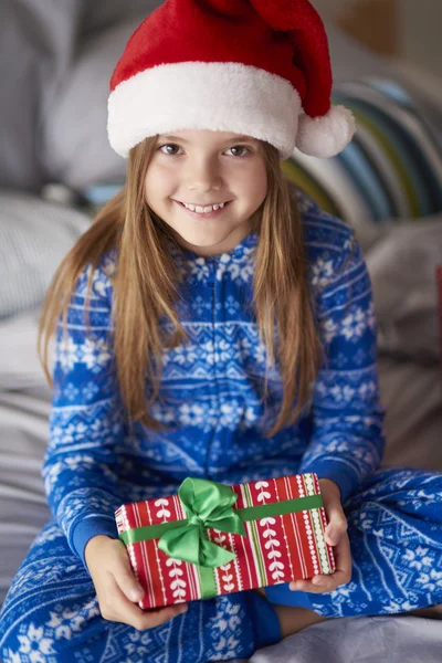 Meisje met kerstcadeaus — Stockfoto