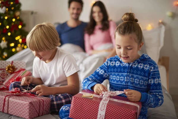 Glückliche Familie verbringt Weihnachten zusammen — Stockfoto