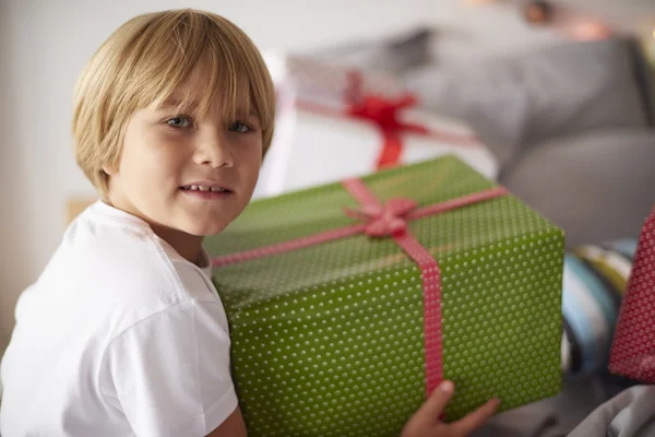 Blond pojke med stora julklapp — Stockfoto