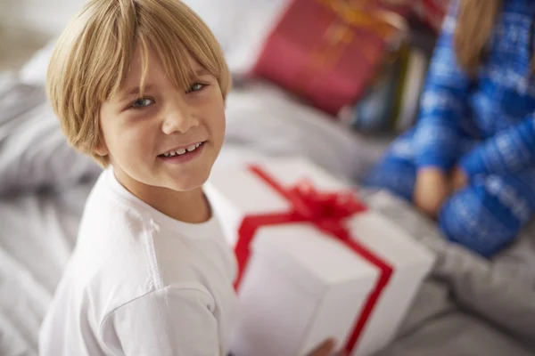 大きなクリスマス プレゼントを持つ金髪少年 — ストック写真
