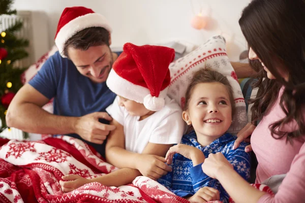 Feliz familia pasando la Navidad juntos —  Fotos de Stock