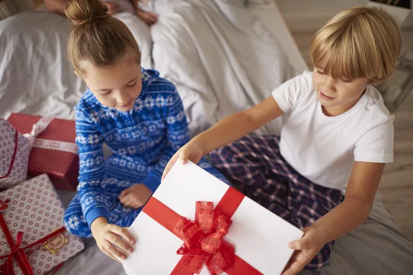 Hermano y hermana con regalos de Navidad — Foto de Stock