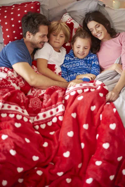 Glückliche Familie verbringt Weihnachten zusammen — Stockfoto