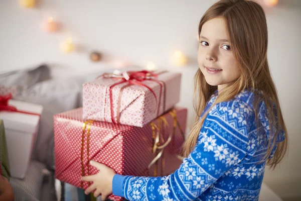 Liten flicka med julklappar — Stockfoto